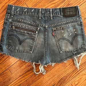 Vintage Levi’s denim shorts. Size 28